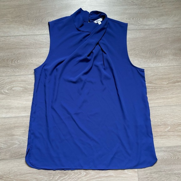 Reitman’s Sleeveless Mock-Neck Draped Blouse - Picture 4 of 4